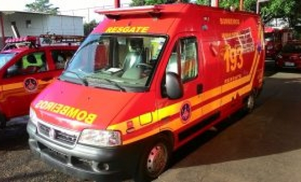 Motociclista sofre fraturas após condutor de veículo “furar” o pare e fugir do local